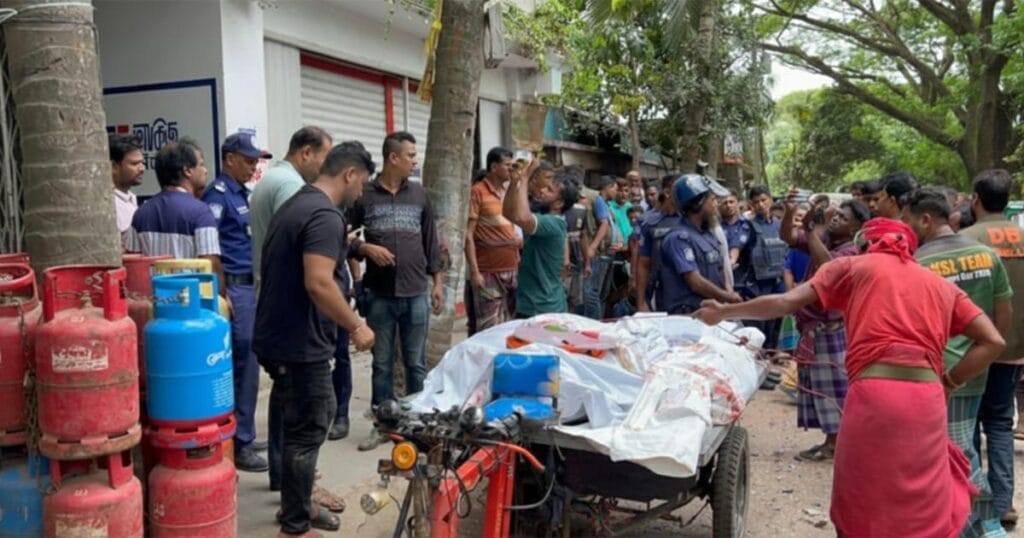 কুমিল্লার নৃশংস হত্যাকাণ্ড: মা ও দুই সন্তানকে পিটিয়ে হত্যা, গ্রামে আতঙ্ক মা ও দুই সন্তানকে পিটিয়ে হত্যা