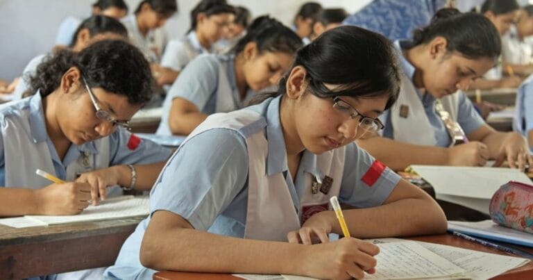 এসএসসি পরীক্ষা ২০২৬: এক নজরে পরিসংখ্যান ও সময়সূচী এসএসসি পরীক্ষার্থীদের জন্য ১৪ নির্দেশনা