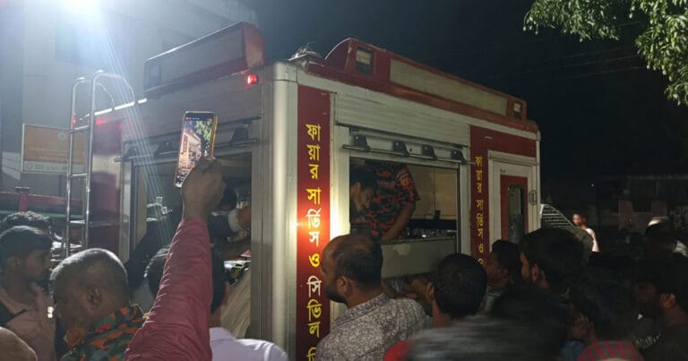 কুড়িগ্রামের নাগেশ্বরীতে ভয়াবহ সড়ক দুর্ঘটনা: ট্রাক-মাইক্রোবাস মুখোমুখি সংঘর্ষে শিশুসহ নিহত ৩, আহত ১১ কুড়িগ্রামে ট্রাক মাইক্রোবাস সংঘর্ষে নিহত