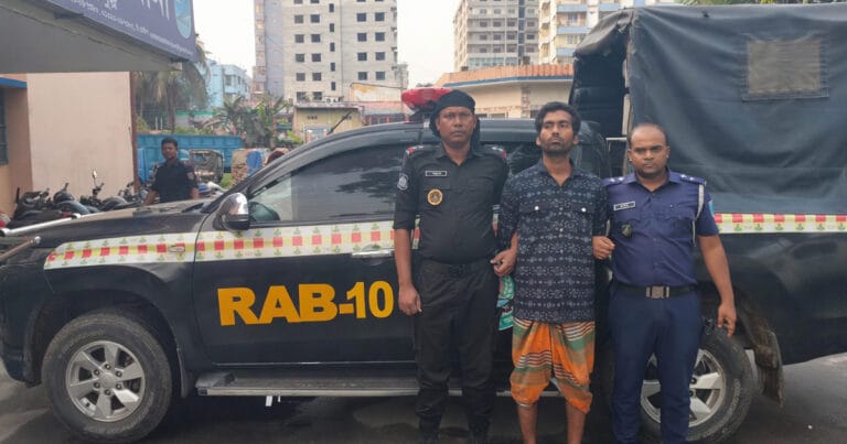 ফরিদপুরে ভয়াবহ হত্যাকাণ্ড: মানসিক ভারসাম্যহীন যুবকের কোদালের আঘাতে প্রাণ গেল তিনজনের ফরিদপুরে কোদাল দিয়ে তিনজনকে হত্যা