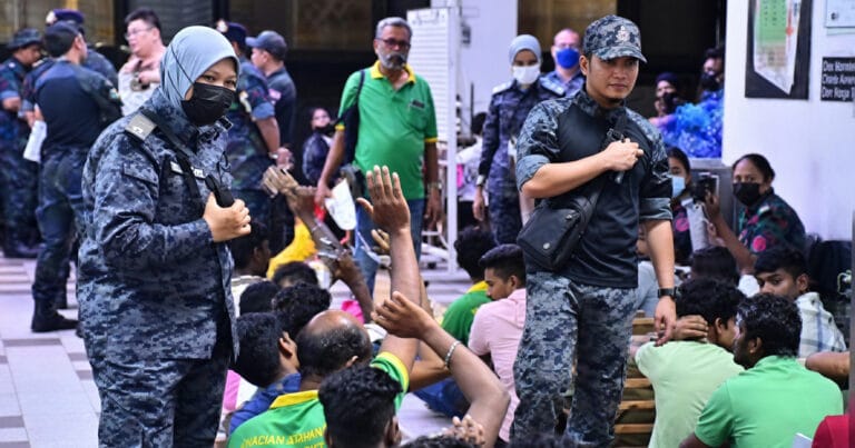 মালয়েশিয়ায় বড় ধরনের অভিযানে ৫৬ বাংলাদেশিসহ আটক ৬২ মালয়েশিয়ায় বাংলাদেশি আটক