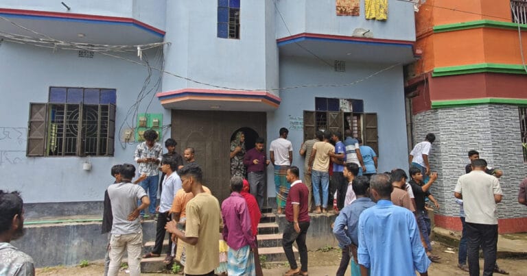 লক্ষ্মীপুরে ঘরে ঢুকে মা ও দুই মেয়েকে নৃশংসভাবে কুপিয়ে হত্যা লক্ষ্মীপুরে মা ও দুই মেয়েকে কুপিয়ে হত্যা